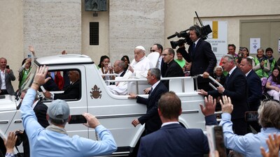 Faithfull react, as Pope Francis travels on the Pope mobile, on the day the "Urbi et Orbi" (to the city and to the world) message is delivered, on Easter Sunday, at the Vatican, April 20, 2025. REUTERS/Guglielmo Mangiapane     TPX IMAGES OF THE DAY (REUTERS)