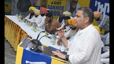 Rajya Sabha MP Sanjeev Arora during inaguration of Aam Aadmi Party election office in Sarabha Nagar in Ludhiana on Sunday. (HT Photo) Rajya Sabha MP Sanjeev Arora during inaguration of Aam Aadmi Party election office in Sarabha Nagar in Ludhiana on Sunday. (HT Photo)