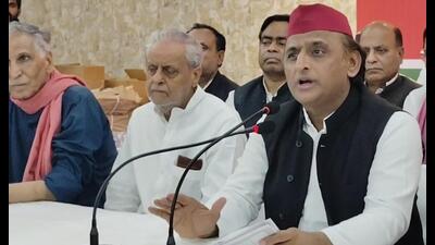 Samajwadi Party chief Akhilesh Yadav talking to media persons in Prayagraj on April 20. (HT photo) Samajwadi Party chief Akhilesh Yadav talking to media persons in Prayagraj on April 20. (HT photo)