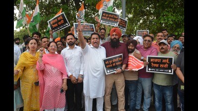 The Congress’ local unit staged a protest at the housing board light point in Manimajra, seeking rollback of hike in property tax as well as electricity and water charges, house tax, etc. (Sant Arora/HT) The Congress’ local unit staged a protest at the housing board light point in Manimajra, seeking rollback of hike in property tax as well as electricity and water charges, house tax, etc. (Sant Arora/HT)