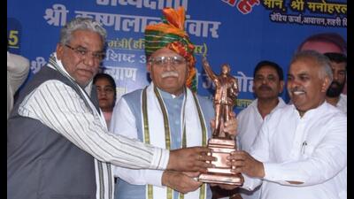 Union power minister Manohar Lal Khattar at the Constitution Samman Ceremony” at Haibatpur village in Nilokheri, Karnal. (HT Photo)