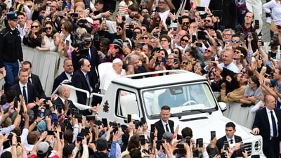 Pope Francis greets the crowd from the popemobile after the Easter mass, at St Peter's square in the Vatican on April 20, 2025. (Photo by Tiziana FABI / AFP) (AFP) Pope Francis greets the crowd from the popemobile after the Easter mass, at St Peter's square in the Vatican on April 20, 2025. (Photo by Tiziana FABI / AFP) (AFP)
