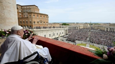 Pope Francis blesses the crow from the main balcony of St Peter's basilica during the Urbi et Orbi message and blessing to the city and the world as part of Easter celebrations, in The Vatican. (Photo by Handout / VATICAN MEDIA / AFP) / RESTRICTED TO EDITORIAL USE - MANDATORY CREDIT "AFP PHOTO / VATICAN MEDIA" - NO MARKETING - NO ADVERTISING CAMPAIGNS - DISTRIBUTED AS A SERVICE TO CLIENTS (AFP) Pope Francis blesses the crow from the main balcony of St Peter's basilica during the Urbi et Orbi message and blessing to the city and the world as part of Easter celebrations, in The Vatican. (Photo by Handout / VATICAN MEDIA / AFP) / RESTRICTED TO EDITORIAL USE - MANDATORY CREDIT "AFP PHOTO / VATICAN MEDIA" - NO MARKETING - NO ADVERTISING CAMPAIGNS - DISTRIBUTED AS A SERVICE TO CLIENTS (AFP)