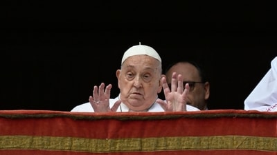 Pope Francis gives appearance at the main balcony of St Peter's basilica during the Urbi et Orbi message and blessing to the city and the world as part of Easter celebrations, in The Vatican. (Photo by Handout / VATICAN MEDIA / AFP) / RESTRICTED TO EDITORIAL USE - MANDATORY CREDIT "AFP PHOTO / VATICAN MEDIA" - NO MARKETING - NO ADVERTISING CAMPAIGNS - DISTRIBUTED AS A SERVICE TO CLIENTS (AFP) Pope Francis gives appearance at the main balcony of St Peter's basilica during the Urbi et Orbi message and blessing to the city and the world as part of Easter celebrations, in The Vatican. (Photo by Handout / VATICAN MEDIA / AFP) / RESTRICTED TO EDITORIAL USE - MANDATORY CREDIT "AFP PHOTO / VATICAN MEDIA" - NO MARKETING - NO ADVERTISING CAMPAIGNS - DISTRIBUTED AS A SERVICE TO CLIENTS (AFP)