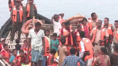 Security personnel escorted people on boats from Malda to Dhuliyan after the Murshidabad violence was under control (ANI/X) Security personnel escorted people on boats from Malda to Dhuliyan after the Murshidabad violence was under control (ANI/X)