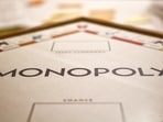 In Sydney, over 900 people played Monopoly in memory of a young girl who died of brain cancer.