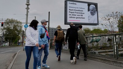 People looks to a public display with the news of the death of Pope Francis at age 88, in Berlin, Germany, Monday, April 21, 2025. (AP Photo/Markus Schreiber) (AP) People looks to a public display with the news of the death of Pope Francis at age 88, in Berlin, Germany, Monday, April 21, 2025. (AP Photo/Markus Schreiber) (AP)