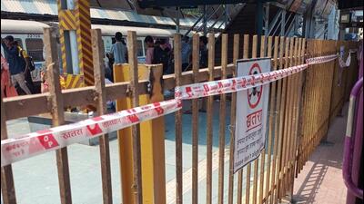 Iron Barricade Sparks Commuter Fury, Overcrowding on Platform No.1 . Pic.On Sunday .in India on 21 2025 - Story By Anamika Gharat (Photo by Pramod Tambe).