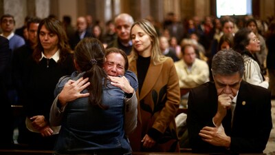 People react inside Buenos Aires' Metropolitan Cathedral, after the death of Pope Francis was announced by the Vatican, in Buenos Aires, Argentina, April 21, 2025. REUTERS/Matias Baglietto (REUTERS)