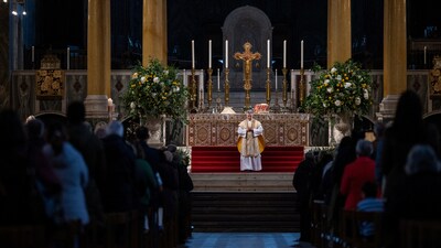 Catholics attend mass at The Metropolitan Cathedral of the Most Precious Blood, informally known as Westminster Cathedral, following the news of the death of Pope Francis, in London, Britain, April, 21, 2025. REUTERS/Chris J. Ratcliffe (REUTERS)