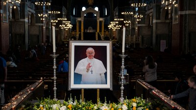 Catholics pray in front of a portrait of Pope Francis at The Metropolitan Cathedral of the Most Precious Blood, informally known as Westminster Cathedral, following the news of his death, in London, Britain, April, 21, 2025. REUTERS/Chris J. Ratcliffe (REUTERS)