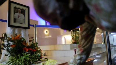 A Malaysian Catholic lights candles in front of a portrait of Pope Francis following the Vatican's announcement of  Pope Francis death, at the Church of Our Lady of Fatima in Kuala Lumpur, Malaysia April 21, 2025. REUTERS/Hasnoor Hussain (REUTERS)