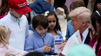 U.S. President Donald Trump speaks to children during the annual White House Easter Egg Roll, on the South Lawn of the White House in Washington, D.C., U.S., April 21, 2025. REUTERS/Leah Millis (REUTERS)