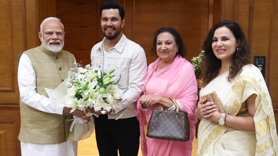 (L-R) Prime Minister Narendra Modi, Randeep Hooda, Asha Hooda, and Dr Anjali Hooda pose for a photo. (L-R) Prime Minister Narendra Modi, Randeep Hooda, Asha Hooda, and Dr Anjali Hooda pose for a photo.