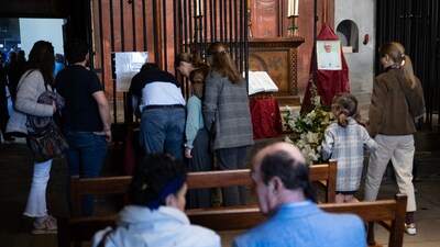 People sign a book of condolences near an image of Pope Francis in the Chapel of Saint Lucia in Barcelona's cathedral, on April 21, 2025. Pope Francis died on April 21, 2025 aged 88, a day after making a much hoped-for appearance at Saint Peter's Square on Easter Sunday, the Vatican said in a statement. (Photo by Josep LAGO / AFP) (AFP) People sign a book of condolences near an image of Pope Francis in the Chapel of Saint Lucia in Barcelona's cathedral, on April 21, 2025. Pope Francis died on April 21, 2025 aged 88, a day after making a much hoped-for appearance at Saint Peter's Square on Easter Sunday, the Vatican said in a statement. (Photo by Josep LAGO / AFP) (AFP)