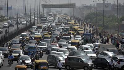 The incident led to massive traffic congestion on NH9 (towards Delhi) and Noida’s internal roads, as the victim’s family refused to allow police to remove the body from the main carriageway of NH9, demanding immediate arrest of the suspect. (Sakib Ali/HT Photo) The incident led to massive traffic congestion on NH9 (towards Delhi) and Noida’s internal roads, as the victim’s family refused to allow police to remove the body from the main carriageway of NH9, demanding immediate arrest of the suspect. (Sakib Ali/HT Photo)