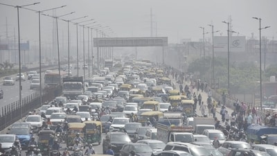 Roads leading to Delhi from Ghaziabad saw traffic snarls on Monday due to a blockade by the family of a woman who died in a road accident at 5:30 am on Monday at Chhijarsi cut. (Sakib Ali/Hindustan Times) Roads leading to Delhi from Ghaziabad saw traffic snarls on Monday due to a blockade by the family of a woman who died in a road accident at 5:30 am on Monday at Chhijarsi cut. (Sakib Ali/Hindustan Times)