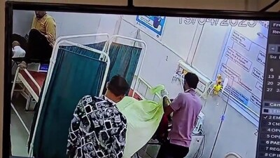 A video of the incident, which shows the man committing the crime, has gone viral on social media. (Screengrab from video posted on X by @VerdadPraat) A video of the incident, which shows the man committing the crime, has gone viral on social media. (Screengrab from video posted on X by @VerdadPraat)