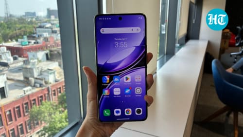 Vivo V50e features a 6.77-inch quad-curved AMOLED display. (Aishwarya Panda-HT) Vivo V50e features a 6.77-inch quad-curved AMOLED display. (Aishwarya Panda-HT)