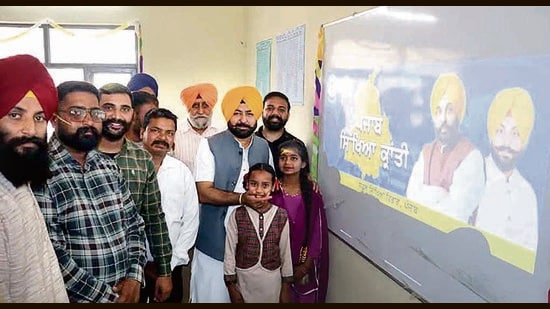 Cabinet minister Hardeep Singh Mundian, inaugurating upgraded government schools in the villages of Rawat and Kakka in Ludhiana on Monday. (HT Photo)