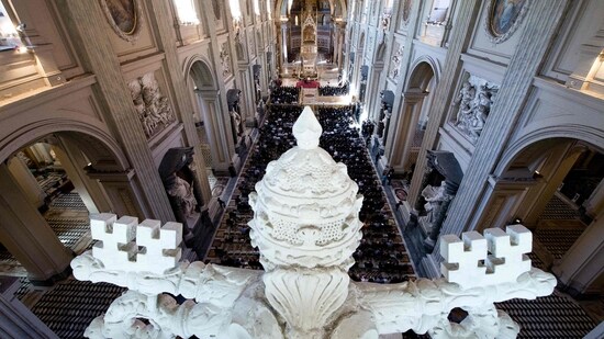 (FILES) This handout picture released on September 16, 2013 by the Vatican press office shows a general view of the Saint Martha's House, a building adjacent to St. Peter's Basilica in Vatican City during a visit of Pope Francis at the Clergy of Rome. Pope Francis died on April 21, 2025 aged 88, a day after making a much hoped-for appearance at Saint Peter's Square on Easter Sunday, the Vatican said in a statement. (Photo by OSSERVATORE ROMANO / AFP) / RESTRICTED TO EDITORIAL USE - MANDATORY CREDIT "AFP PHOTO / OSSERVATORE ROMANO/HO" - HANDOUT - NO MARKETING NO ADVERTISING CAMPAIGNS - DISTRIBUTED AS A SERVICE TO CLIENTS(AFP)