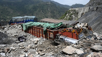Vehicles buried under the debris on Srinagar- Jammu national highway after a cloudbursts at Ramban,on 21 April 2025. (Hindustan Times )