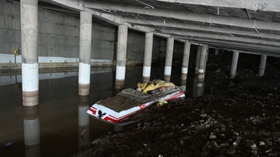Vehicles buried under the debris on Srinagar- Jammu national highway after a cloudbursts at Ramban,on 21 April 2025 (Hindustan Times)