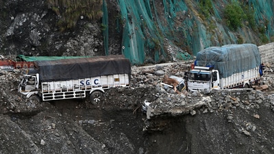Vehicles buried under the debris on Srinagar- Jammu national highway after a cloudbursts at Ramban,on 21 April 2025. (Hindustan Times)
