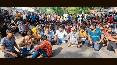 Colony residents protesting against the imminent demolition drive on Tuesday. (HT Photo) Colony residents protesting against the imminent demolition drive on Tuesday. (HT Photo)