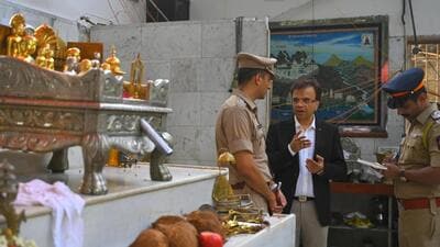 Minority commission vice- chairman Chetan Dedhia’s visit to the Jain temple at Vile Parle in Mumbai, India, on Tuesday (Satish Bate/ HT) Minority commission vice- chairman Chetan Dedhia’s visit to the Jain temple at Vile Parle in Mumbai, India, on Tuesday (Satish Bate/ HT)