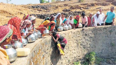 Nashik [Maharashtra], Apr 20 (ANI): Women face hardships in their quest to get water from a well for daily use amid water crisis in Borichivari village of Taluka Peth, in Nashik on Sunday. (ANI Photo) (ANI Grab)