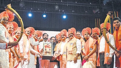 Navi Mumbai, India - April 22, 2025:Navi Mumbai Shivsena (UBT) , NCP & Congress, former corporator join Shivsena under leadership of DY CM Eknath Shinde at Vashi in Navi Mumbai, India, on Tuesday, April 22, 2025. (Photo by Bachchan Kumar/ HT PHOTO) (HT PHOTO) Navi Mumbai, India - April 22, 2025:Navi Mumbai Shivsena (UBT) , NCP & Congress, former corporator join Shivsena under leadership of DY CM Eknath Shinde at Vashi in Navi Mumbai, India, on Tuesday, April 22, 2025. (Photo by Bachchan Kumar/ HT PHOTO) (HT PHOTO)