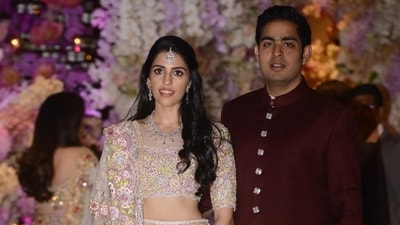 Shloka Mehta and Akash Ambani recently visited the Babulnath temple. Shloka Mehta and Akash Ambani recently visited the Babulnath temple.