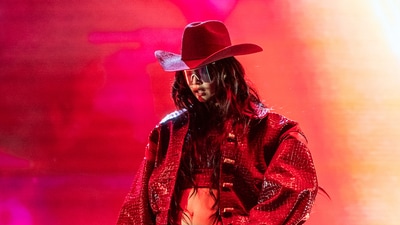Best Dressed: Blackpink’s Jennie turned heads at Coachella 2025 as she rocked a crimson crocodile-embossed jacket and matching bra top from Georges Hobeika’s Fall 2025 collection. She paired it with coordinating mini shorts and completed her look with tan thigh-high boots, sleek sunglasses, and a classic cowgirl hat, (Photo by Amy Harris/Invision/AP) (Amy Harris/Invision/AP) Best Dressed: Blackpink’s Jennie turned heads at Coachella 2025 as she rocked a crimson crocodile-embossed jacket and matching bra top from Georges Hobeika’s Fall 2025 collection. She paired it with coordinating mini shorts and completed her look with tan thigh-high boots, sleek sunglasses, and a classic cowgirl hat, (Photo by Amy Harris/Invision/AP) (Amy Harris/Invision/AP)