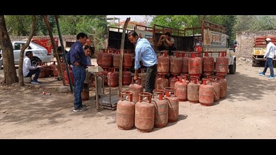 A joint raid was conducted by the flying squad team, Sector 5 police, officials from the weights and measures department, and the food and supplies department. During the operation, the raiding team witnessed drivers and helpers of both gas agencies actively engaged in the illegal transfer of gas between cylinders in the loaded delivery vehicles. (HT Photo) A joint raid was conducted by the flying squad team, Sector 5 police, officials from the weights and measures department, and the food and supplies department. During the operation, the raiding team witnessed drivers and helpers of both gas agencies actively engaged in the illegal transfer of gas between cylinders in the loaded delivery vehicles. (HT Photo)