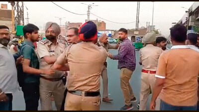 A video grab of the accused and the police personnel during the scuffle at Samrala Chowk. (HT Photo)