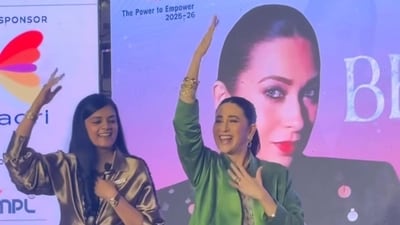 While she was on stage, Karisma stole the show with an impromptu performance on Le Gayi Le Gayi. While she was on stage, Karisma stole the show with an impromptu performance on Le Gayi Le Gayi.