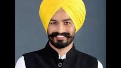 Members of the Berozgar Sanjha Morcha and farmers on Wednesday confronted Bhadaur MLA Labh Singh Ugoke during his visit to Government Senior Secondary School, Dhilwan, over state government’s ‘Sikhya Kranti’ claims. (HT File)