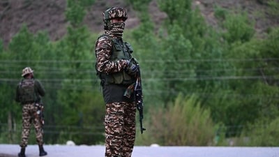 Paramilitary soldiers stands guard near Pahalgam, south of Srinagar, on Tuesday (HT Photo) (HT_PRINT) Paramilitary soldiers stands guard near Pahalgam, south of Srinagar, on Tuesday (HT Photo) (HT_PRINT)