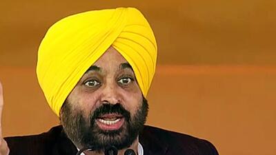 Punjab chief minister Bhagwant Mann and cabinet ministers Gurmeet Singh Khudian and Harbhajan Singh ETO were present at the forum where road contractors were invited to air their grievances. (ANI) Punjab chief minister Bhagwant Mann and cabinet ministers Gurmeet Singh Khudian and Harbhajan Singh ETO were present at the forum where road contractors were invited to air their grievances. (ANI)