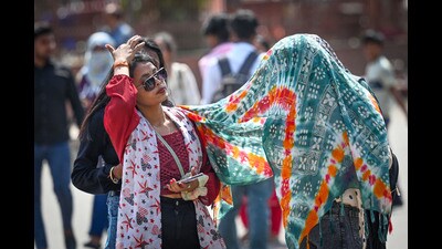 Visitors at the Red Fort cover their heads to shield themselves from the midday sun. (Sanchit Khanna/HT Photo) Visitors at the Red Fort cover their heads to shield themselves from the midday sun. (Sanchit Khanna/HT Photo)