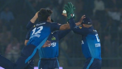 Ubaid Shah accidentally punches Usman Khan during PSL 2025 (PSL) Ubaid Shah accidentally punches Usman Khan during PSL 2025 (PSL)