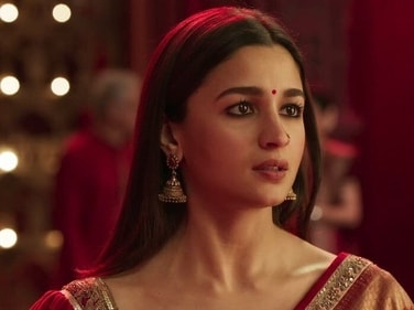Get Alia Bhatt's inspired Kohl eyes with these black kajals Get Alia Bhatt's inspired Kohl eyes with these black kajals
