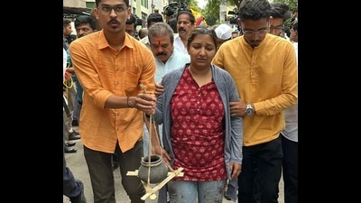 Asavari Jagdale, daughter of Pune-based Santosh Jagdale, walked at the front of her father’s funeral procession on Thursday. (MAHENDRA KOLHE/HT PHOTO)