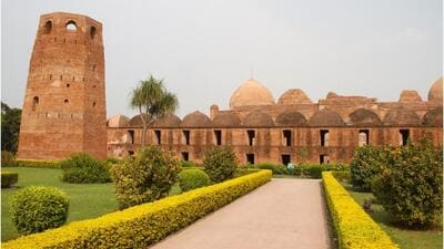 Built between 1723 and 1724 by Nawab Murshid Quli Khan, Katra Masjid displays a unique blend of Indo-Islamic architecture in Murshidabad. (murshidabadpolice.wb.gov.in) Built between 1723 and 1724 by Nawab Murshid Quli Khan, Katra Masjid displays a unique blend of Indo-Islamic architecture in Murshidabad. (murshidabadpolice.wb.gov.in)
