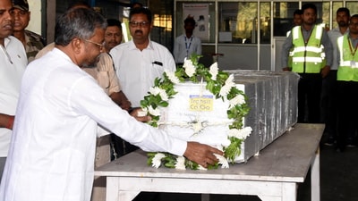 Jharkhand BJP President Babulal Marandi pays tribute to Intelligence Bureau (IB) officer Manish Ranjan, who was killed in the terror attack in Jammu and Kashmir's Pahalgam, after his mortal remains arrived at the Birsa Munda Airport in Ranchi, Jharkhand. (PTI) Jharkhand BJP President Babulal Marandi pays tribute to Intelligence Bureau (IB) officer Manish Ranjan, who was killed in the terror attack in Jammu and Kashmir's Pahalgam, after his mortal remains arrived at the Birsa Munda Airport in Ranchi, Jharkhand. (PTI)