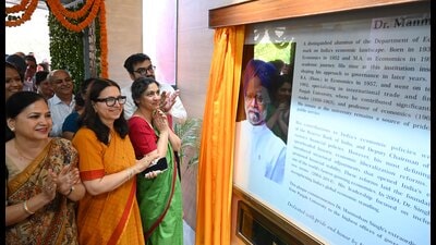 Daman Singh, daughter of former prime minister Manmohan Singh, unveiling his memorial plaque at Panjab University (PU) in Chandigarh on Friday. (Keshav Singh/HT) Daman Singh, daughter of former prime minister Manmohan Singh, unveiling his memorial plaque at Panjab University (PU) in Chandigarh on Friday. (Keshav Singh/HT)