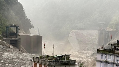 Massive landslides have occurred at Munshithang on the Lachen–Chungthang road and at Lema/Bob on the Lachung–Chungthang road. (@iambhutia/X)