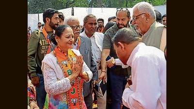 Gurugram mayor Raj Rani Malhotra meeting officials. (HT PHOTO) Gurugram mayor Raj Rani Malhotra meeting officials. (HT PHOTO)
