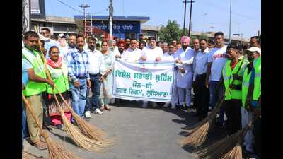 Ludhiana Central MLA Ashok Prashar Pappi during a cleanliness drive in his constituency on Friday. (HT Photo) Ludhiana Central MLA Ashok Prashar Pappi during a cleanliness drive in his constituency on Friday. (HT Photo)